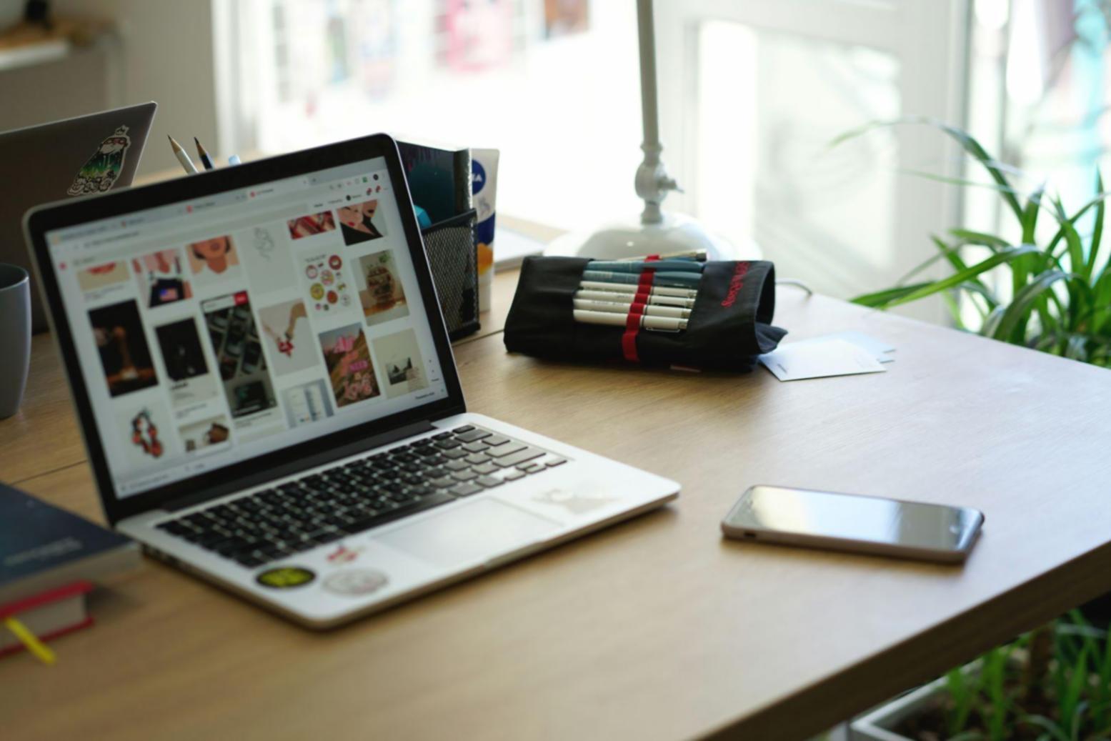 Profesional trabajando en análisis financiero personal en un entorno moderno