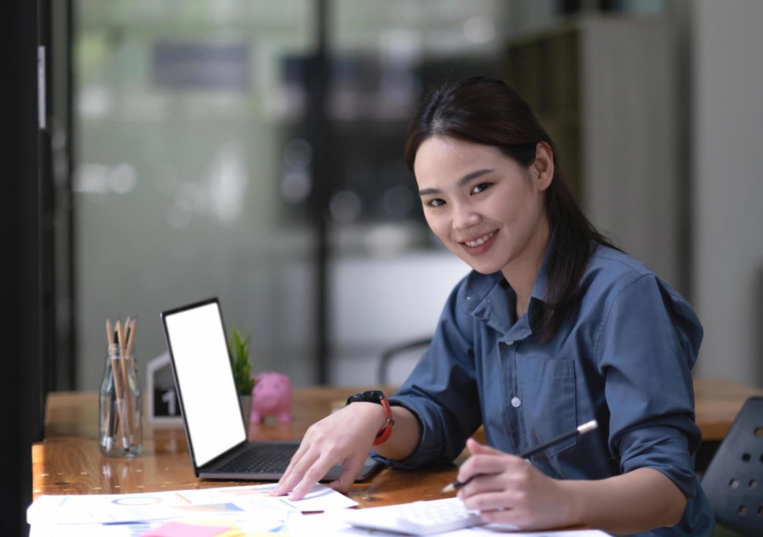 Espacio de trabajo colaborativo con profesionales revisando estrategias financieras