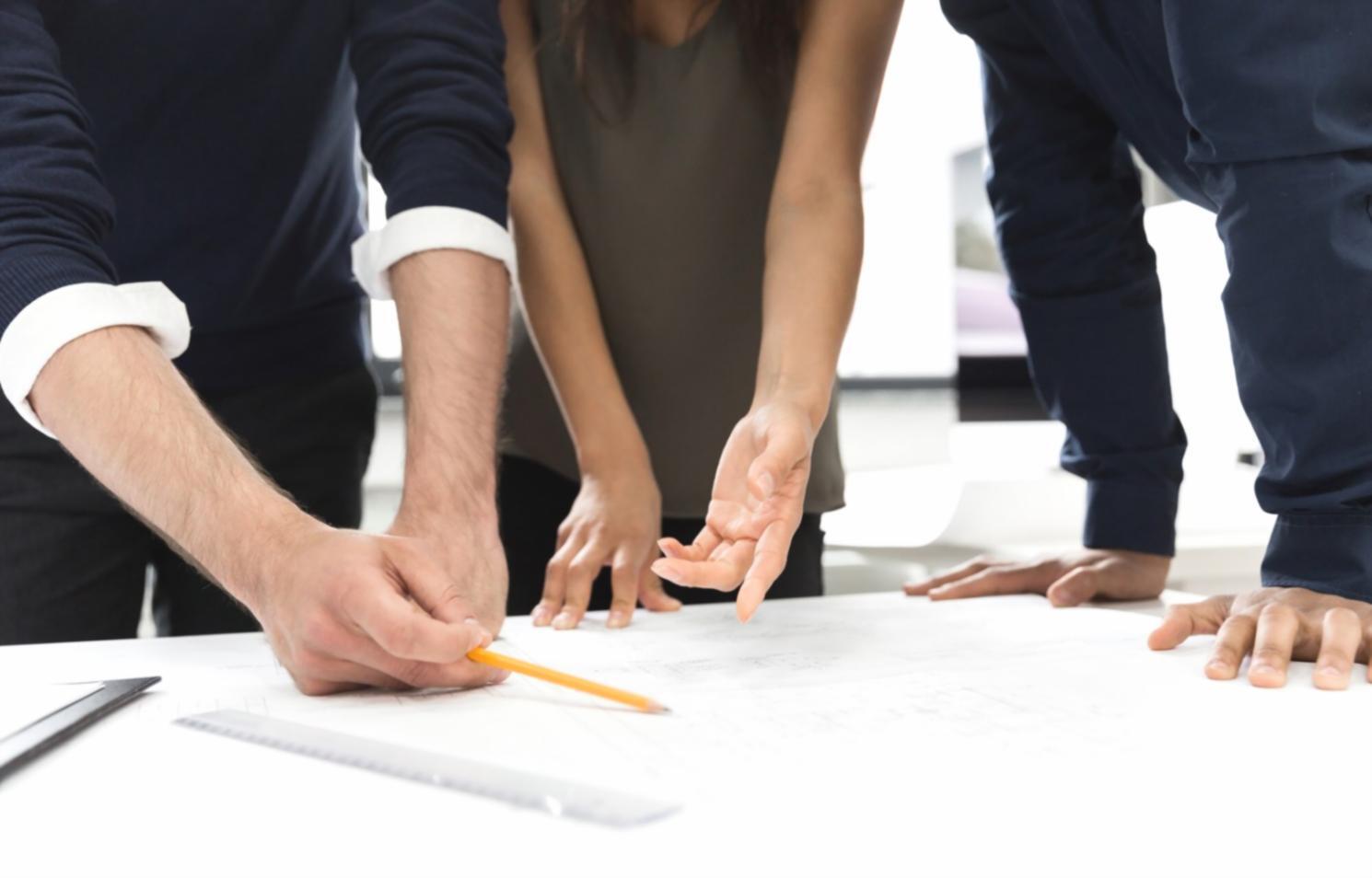 Espacio de trabajo moderno donde analizamos estrategias financieras personalizadas